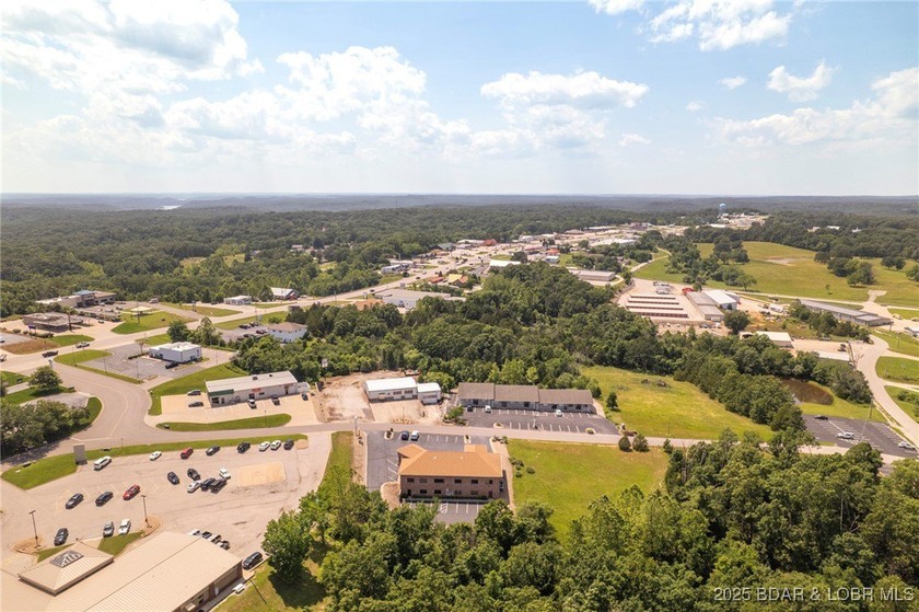 Prime Commercial INVESTMENT OPPORTUNITY. This well-maintained - photo 8