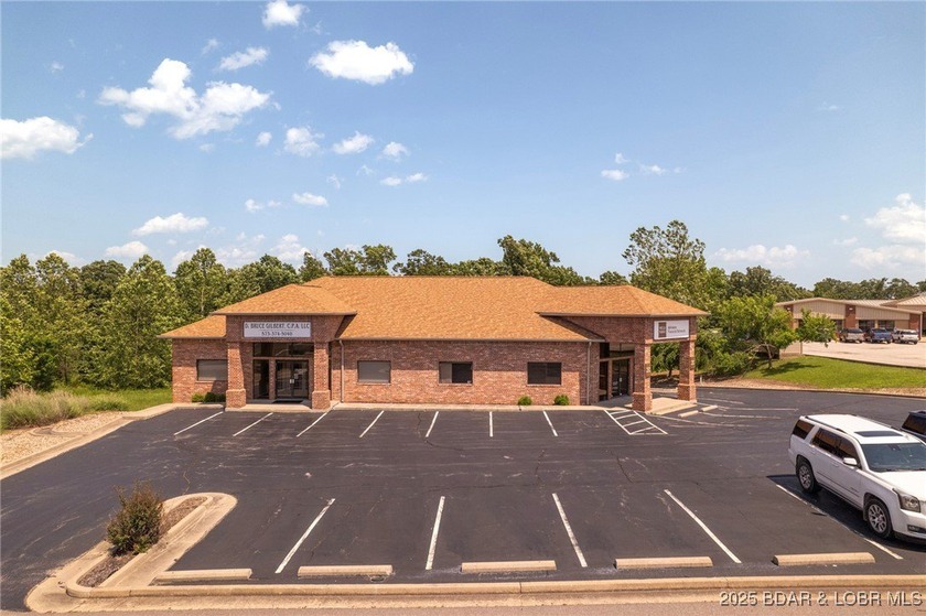 Prime Commercial INVESTMENT OPPORTUNITY. This well-maintained - photo 10