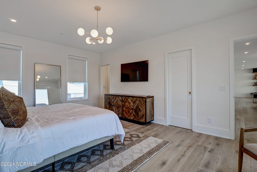 Experience modern waterfront luxury with some of the most - photo 33