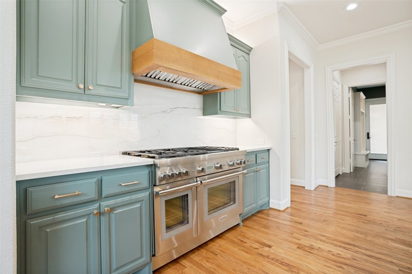 Welcome home to this stunning, move-in ready Huntington home - photo 10