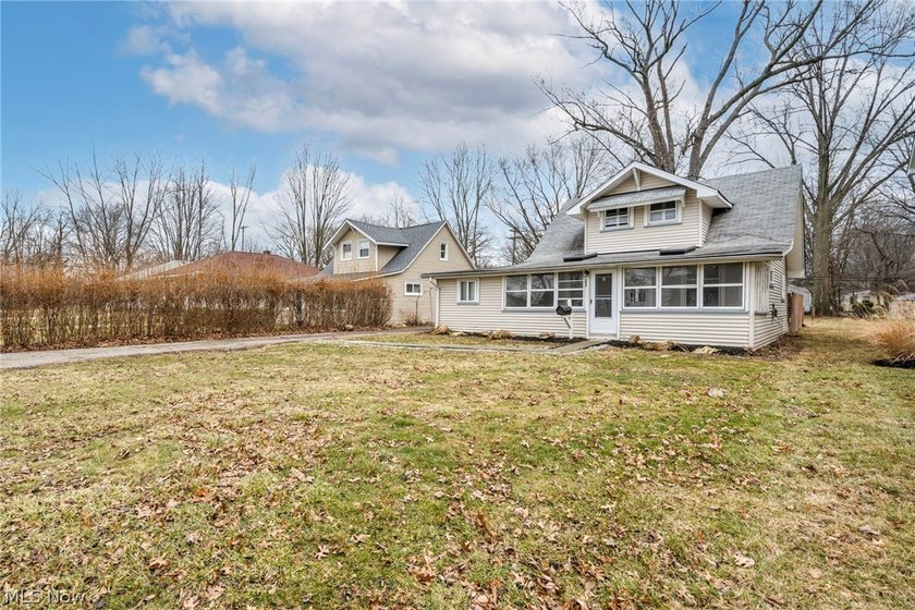 Welcome to this beautifully updated 3-bedroom, 2-bathroom home - photo 3