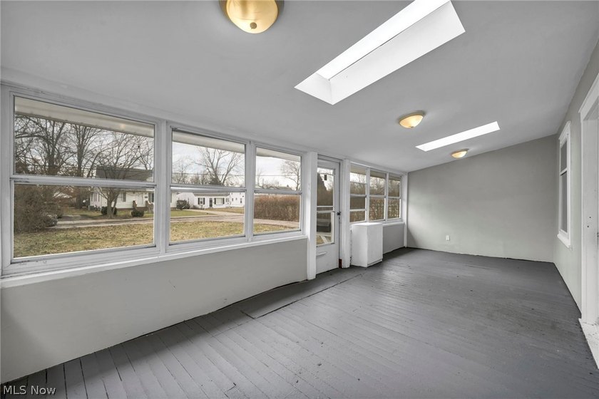 Welcome to this beautifully updated 3-bedroom, 2-bathroom home - photo 7