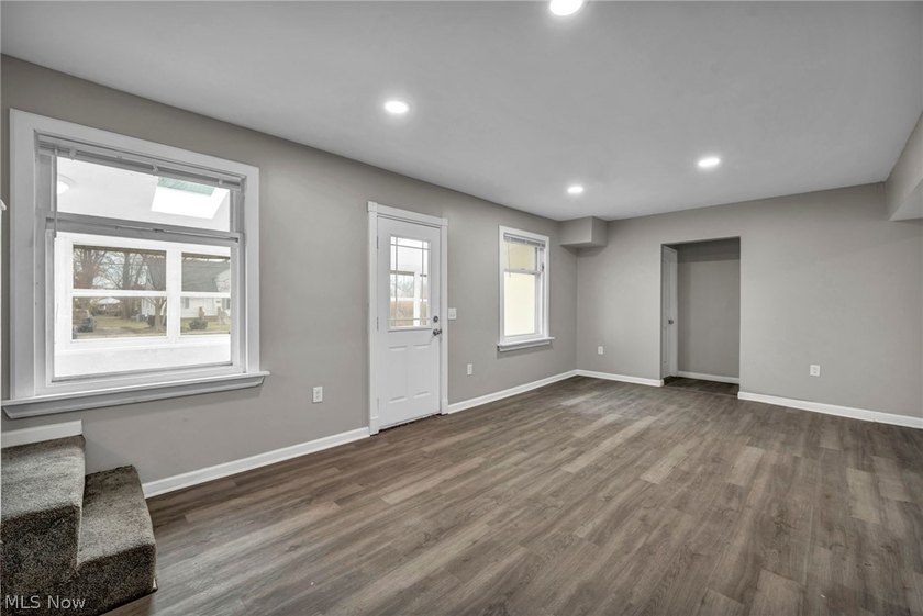 Welcome to this beautifully updated 3-bedroom, 2-bathroom home - photo 9