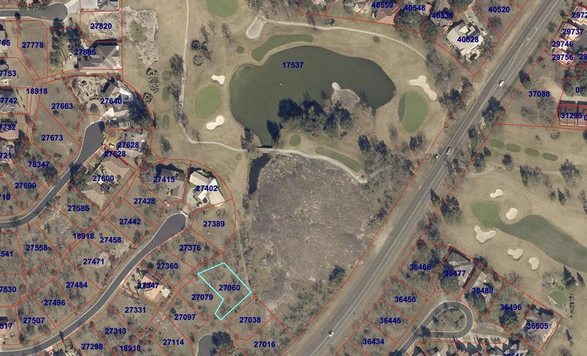 Beautiful green space lot that is part of the golf course green - photo 4