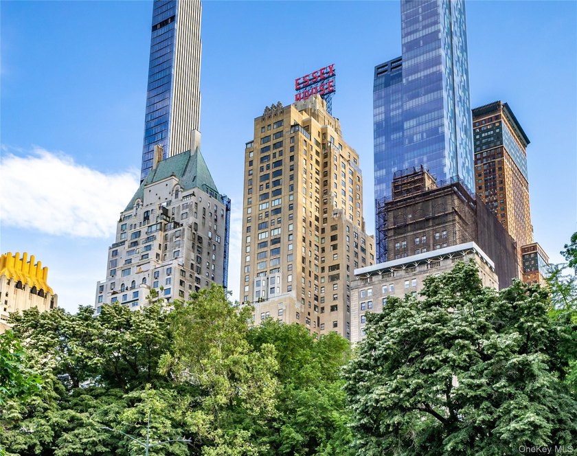 Residence 1607 at 160 Central Park South presents a rare - photo 14