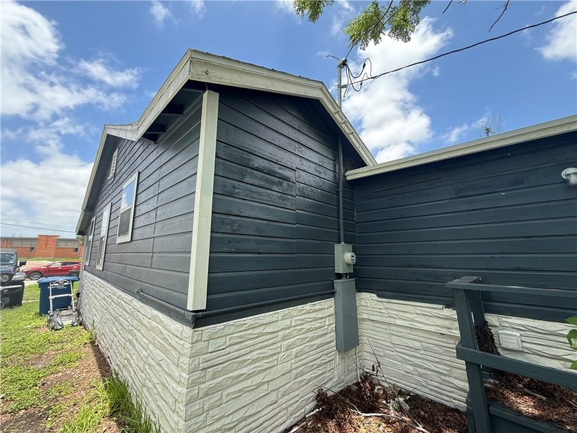 Occupied property on a month to month lease but can do an - photo 2