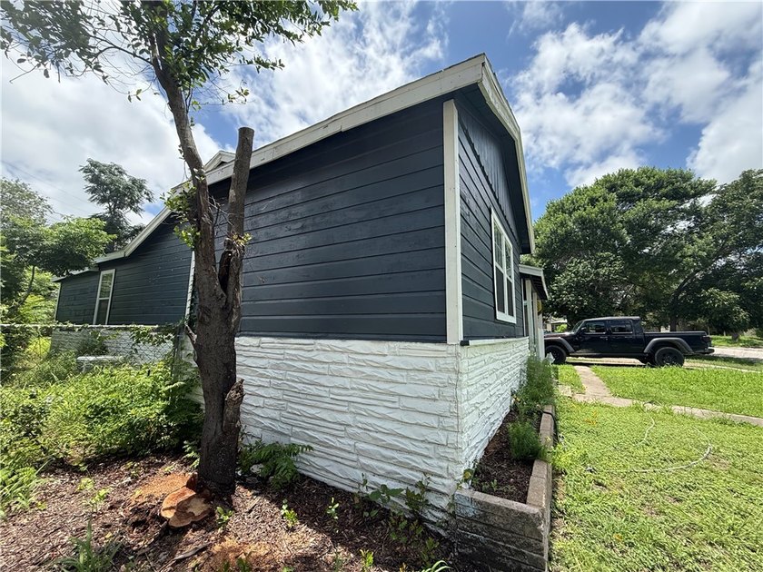 Occupied property on a month to month lease but can do an - photo 5