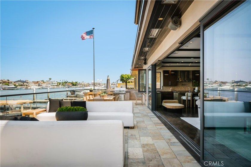 Situated upon the prestigious enclave of Gilbert Island within - photo 7