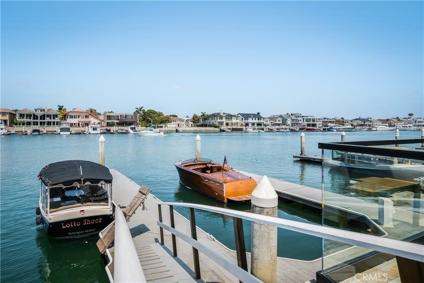 Situated upon the prestigious enclave of Gilbert Island within - photo 9