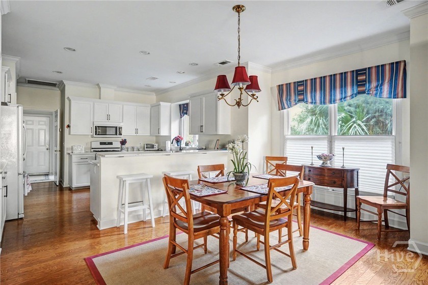 Wonderfully maintained 4-bedroom, 4.5 bath home on quiet - photo 13