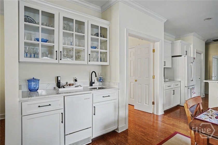 Wonderfully maintained 4-bedroom, 4.5 bath home on quiet - photo 14