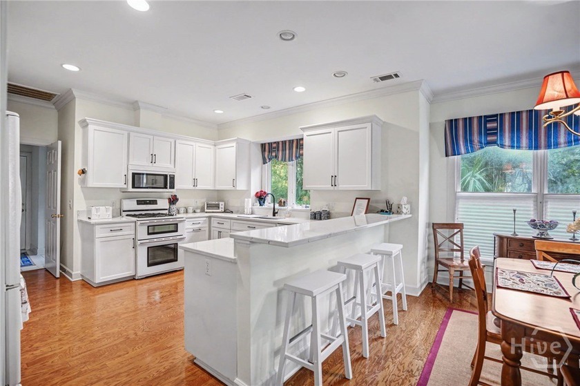 Wonderfully maintained 4-bedroom, 4.5 bath home on quiet - photo 16
