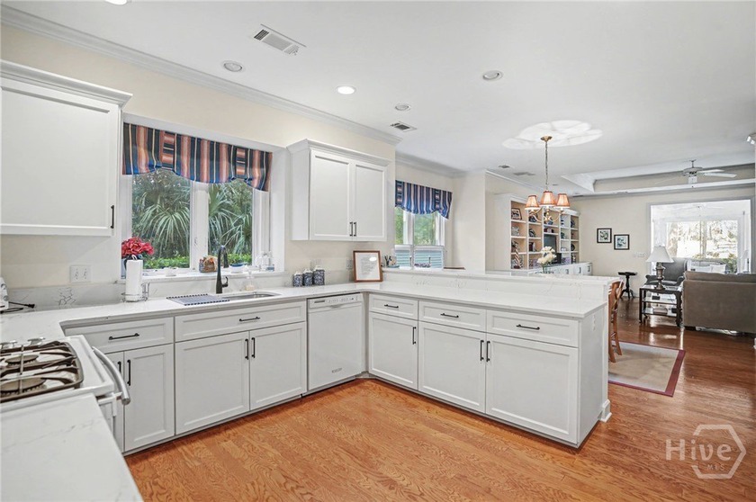 Wonderfully maintained 4-bedroom, 4.5 bath home on quiet - photo 18