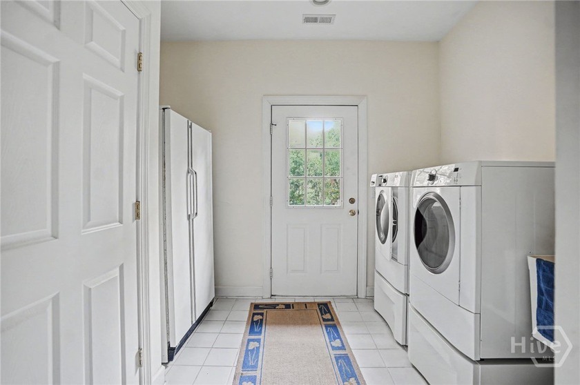 Wonderfully maintained 4-bedroom, 4.5 bath home on quiet - photo 19