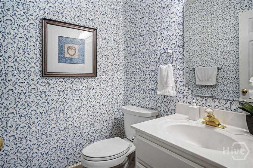 Wonderfully maintained 4-bedroom, 4.5 bath home on quiet - photo 21