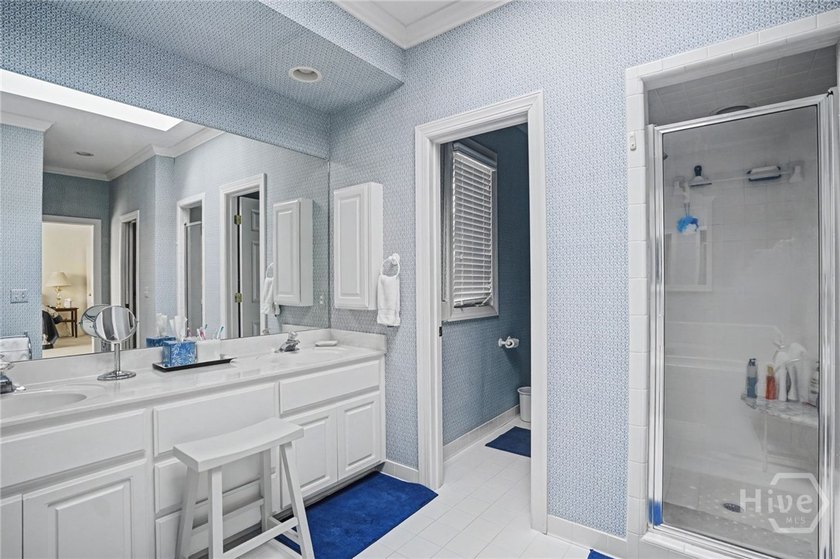 Wonderfully maintained 4-bedroom, 4.5 bath home on quiet - photo 24