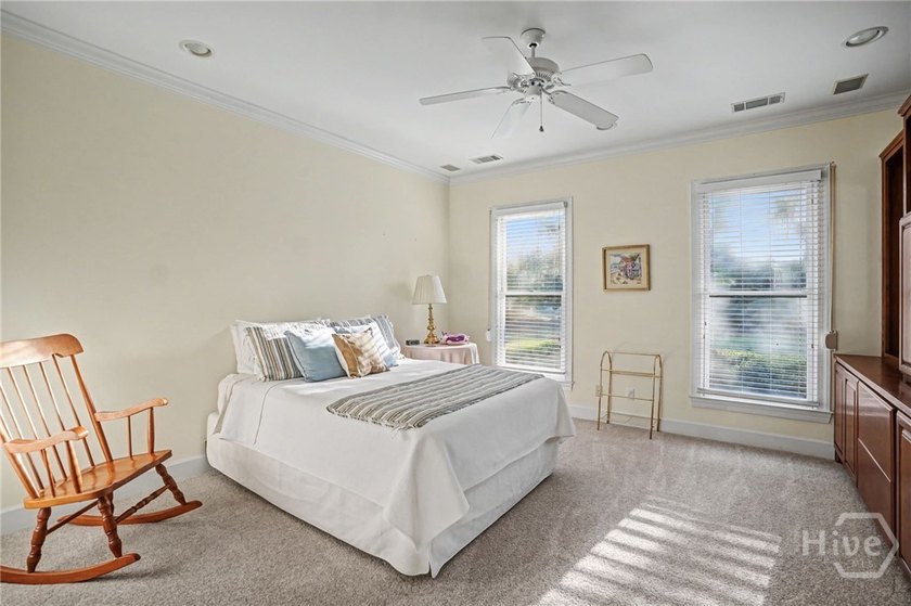 Wonderfully maintained 4-bedroom, 4.5 bath home on quiet - photo 28