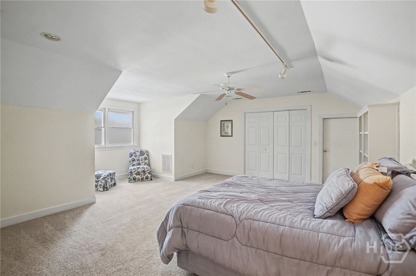 Wonderfully maintained 4-bedroom, 4.5 bath home on quiet - photo 30
