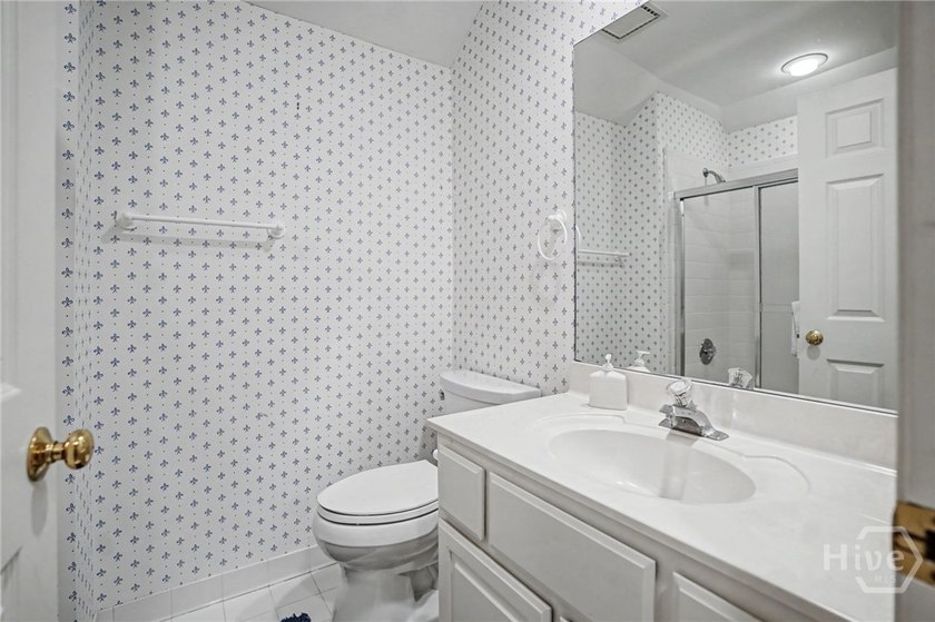 Wonderfully maintained 4-bedroom, 4.5 bath home on quiet - photo 32