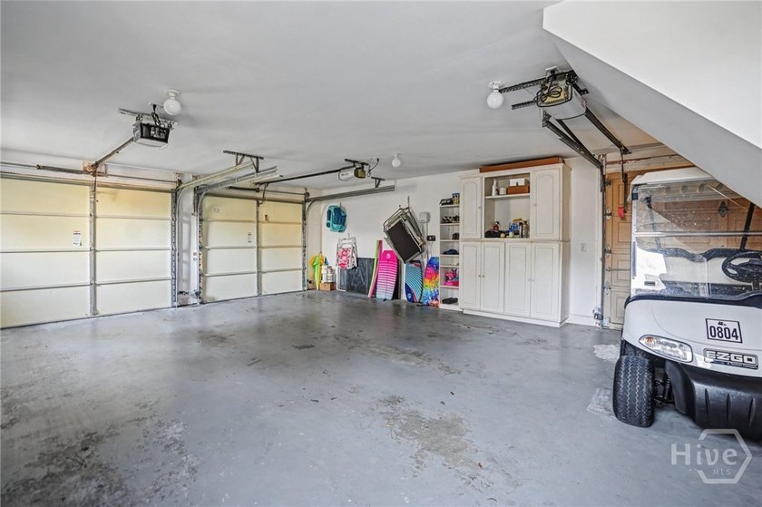 Wonderfully maintained 4-bedroom, 4.5 bath home on quiet - photo 33