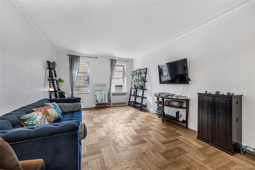 Step into this well designed 1 bed, 1 bath home with hardwood - photo 4