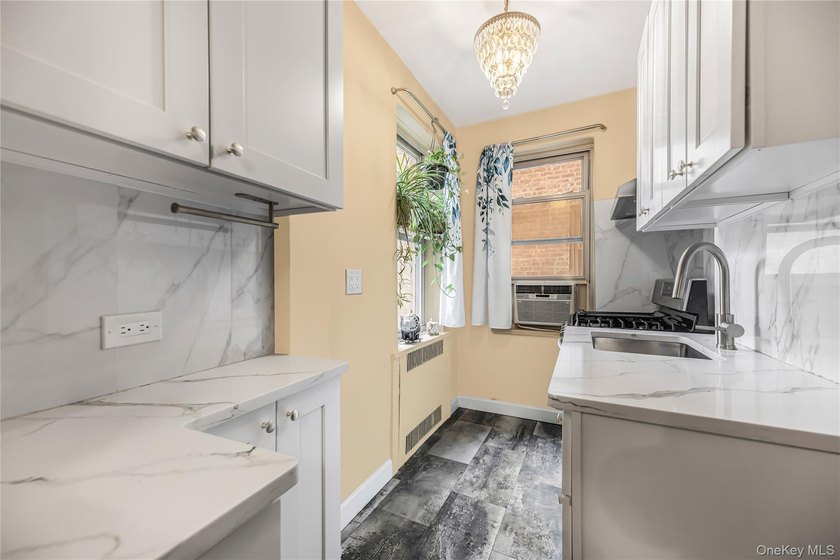 Step into this well designed 1 bed, 1 bath home with hardwood - photo 8