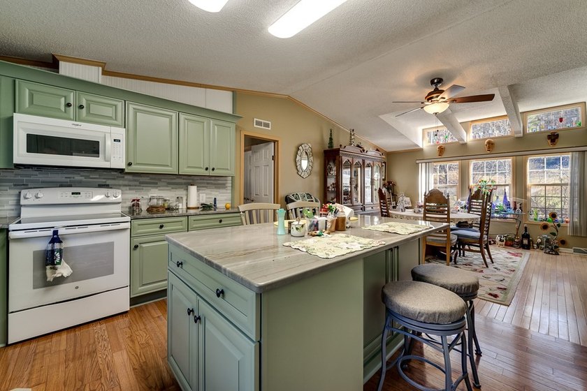 This spacious and beautifully updated 3 bedroom with a bonus - photo 11