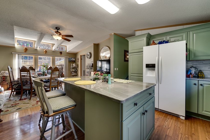 This spacious and beautifully updated 3 bedroom with a bonus - photo 12