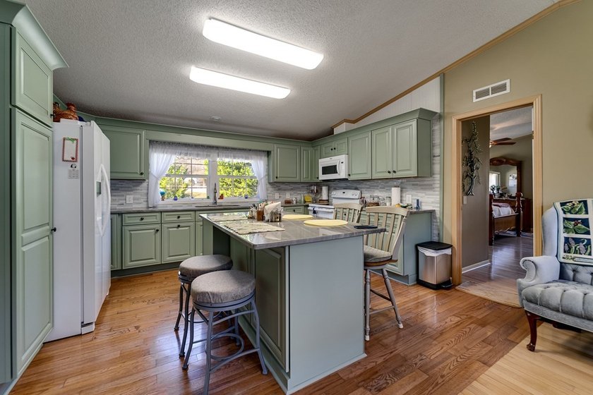 This spacious and beautifully updated 3 bedroom with a bonus - photo 13