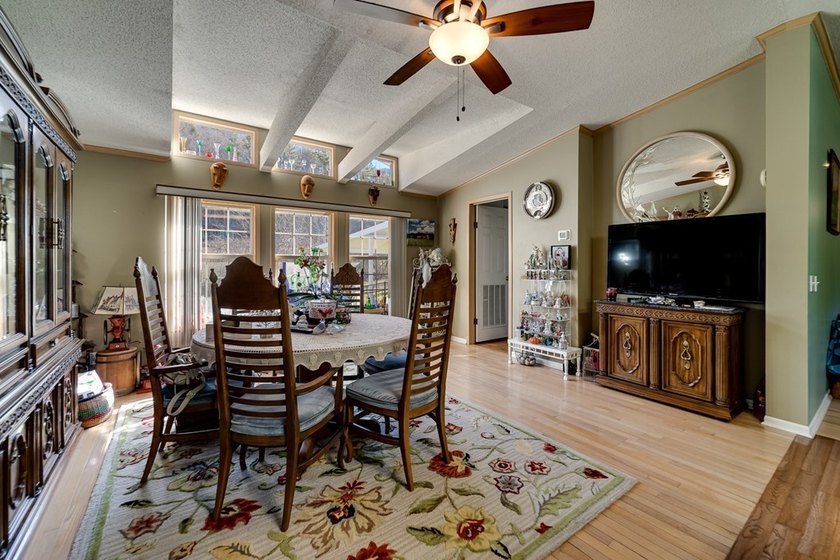 This spacious and beautifully updated 3 bedroom with a bonus - photo 15