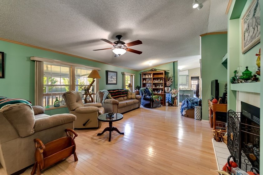 This spacious and beautifully updated 3 bedroom with a bonus - photo 17