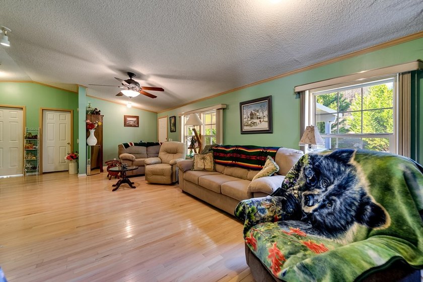 This spacious and beautifully updated 3 bedroom with a bonus - photo 18