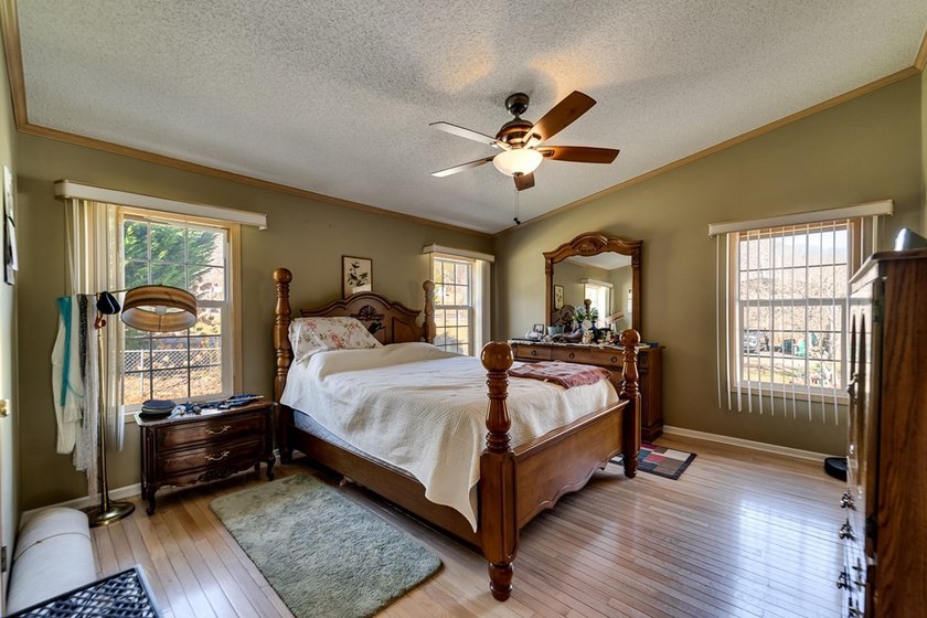 This spacious and beautifully updated 3 bedroom with a bonus - photo 19