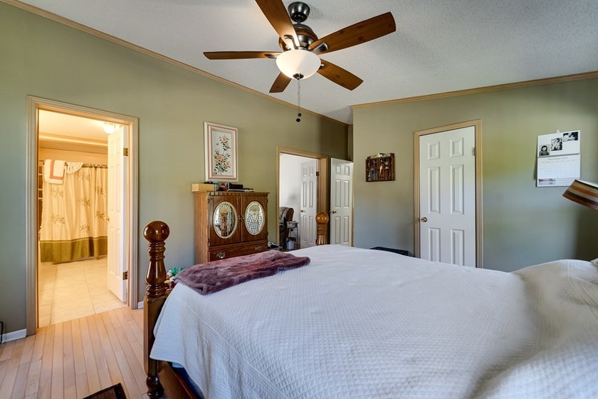 This spacious and beautifully updated 3 bedroom with a bonus - photo 20