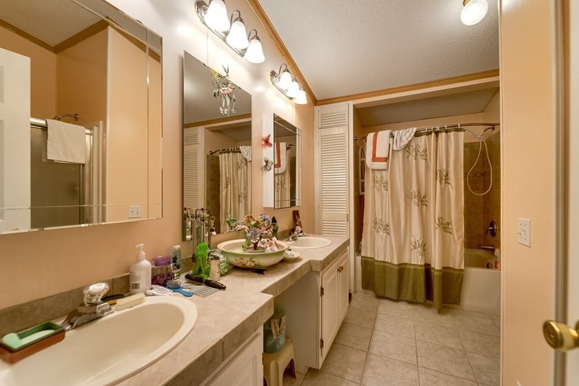This spacious and beautifully updated 3 bedroom with a bonus - photo 21