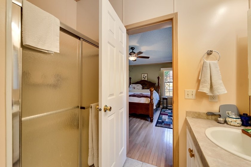 This spacious and beautifully updated 3 bedroom with a bonus - photo 22