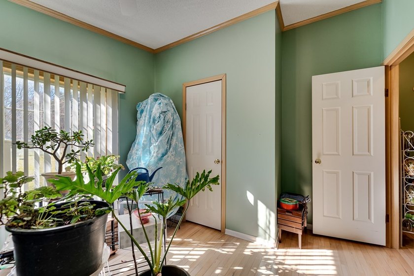 This spacious and beautifully updated 3 bedroom with a bonus - photo 25