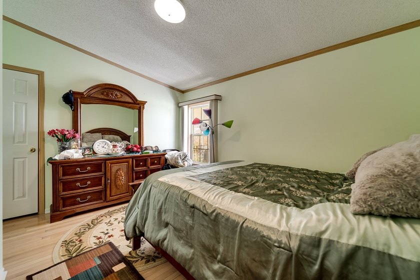 This spacious and beautifully updated 3 bedroom with a bonus - photo 27