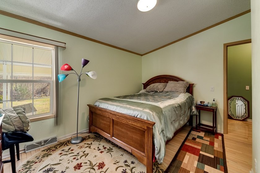 This spacious and beautifully updated 3 bedroom with a bonus - photo 28