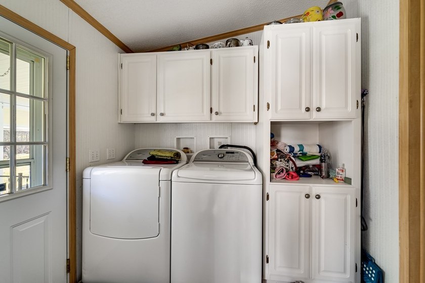 This spacious and beautifully updated 3 bedroom with a bonus - photo 29