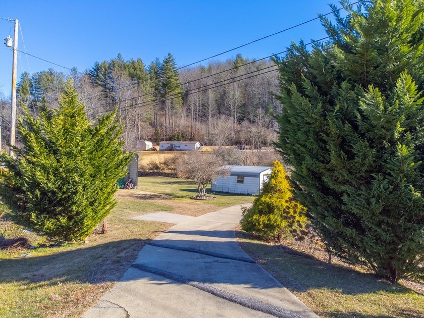 This spacious and beautifully updated 3 bedroom with a bonus - photo 30