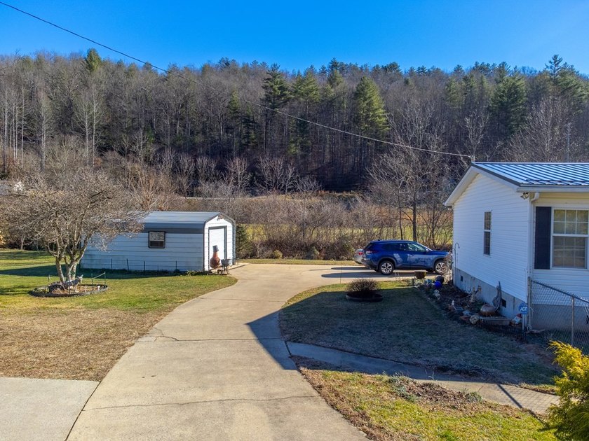 This spacious and beautifully updated 3 bedroom with a bonus - photo 31