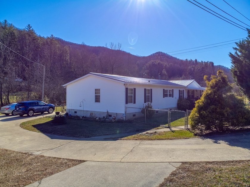 This spacious and beautifully updated 3 bedroom with a bonus - photo 32