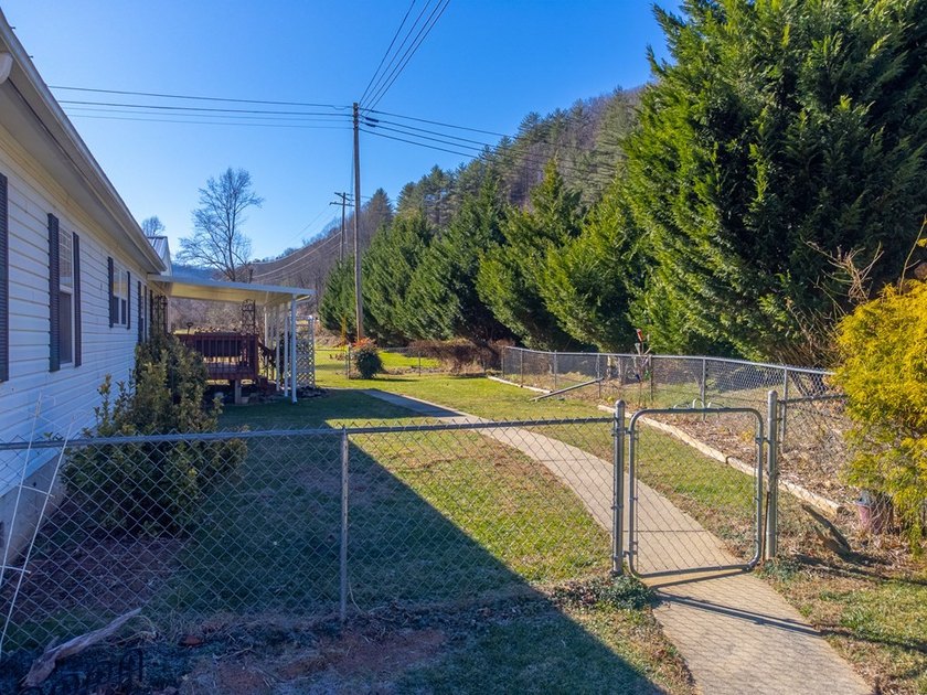 This spacious and beautifully updated 3 bedroom with a bonus - photo 33