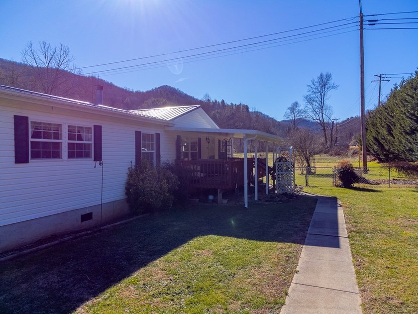 This spacious and beautifully updated 3 bedroom with a bonus - photo 34