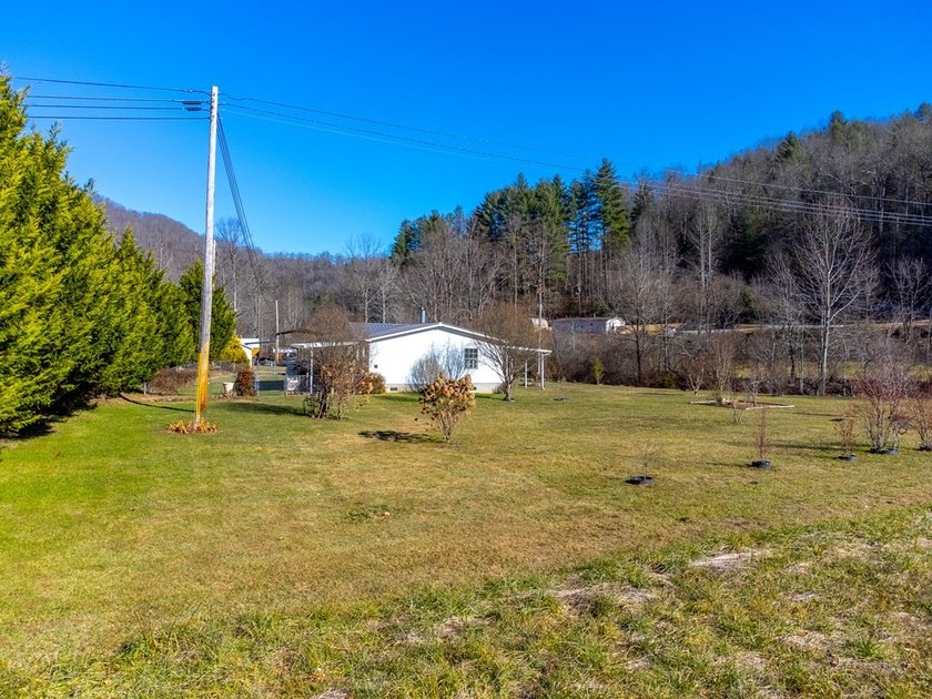 This spacious and beautifully updated 3 bedroom with a bonus - photo 36
