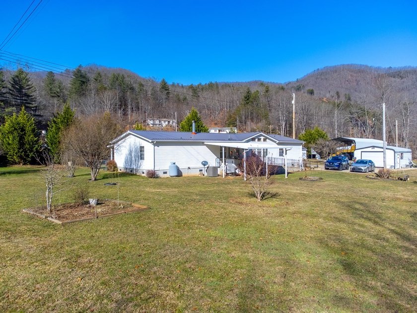 This spacious and beautifully updated 3 bedroom with a bonus - photo 39