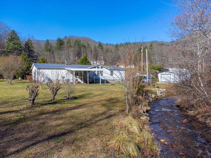 This spacious and beautifully updated 3 bedroom with a bonus - photo 40
