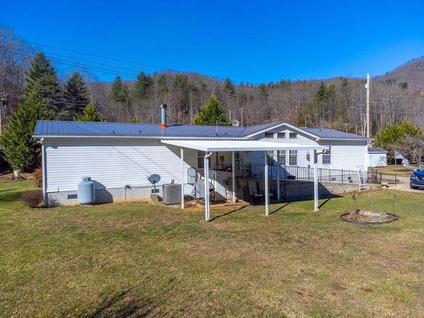 This spacious and beautifully updated 3 bedroom with a bonus - photo 41