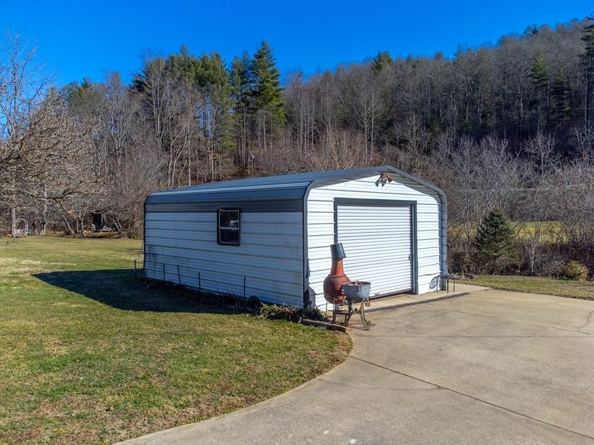 This spacious and beautifully updated 3 bedroom with a bonus - photo 44